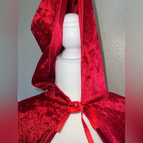 RED VELVET HOODED CAPE - Picture 3 of 4